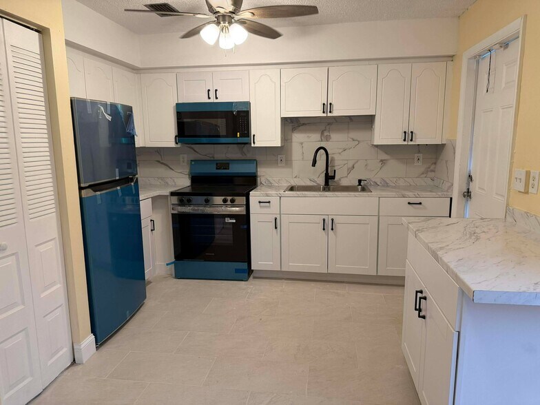 Building Photo - 501 W 1st St