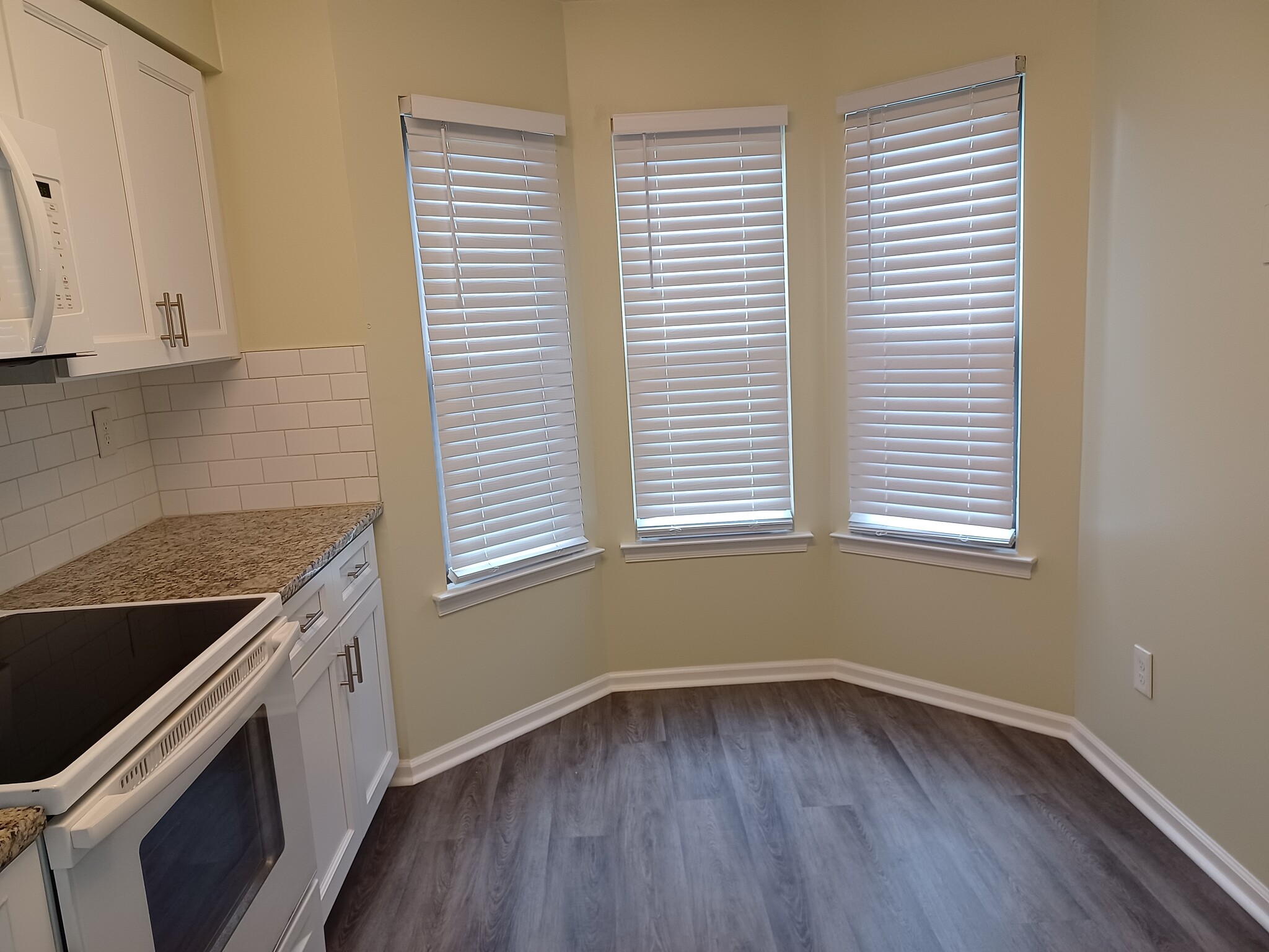 Kitchen - Breakfast nook - 2208 Clark Ct