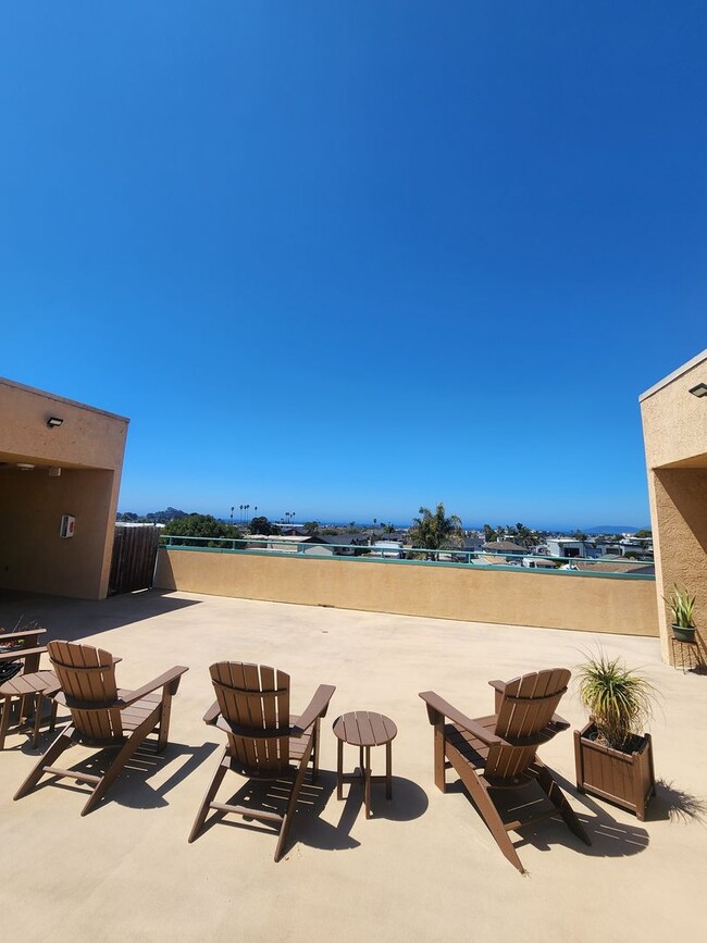 Building Photo - Spacious 1 Bed, 1 Bath Apartment with Priv...