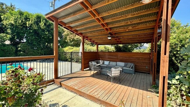 Building Photo - 3339 W Cambridge Ave