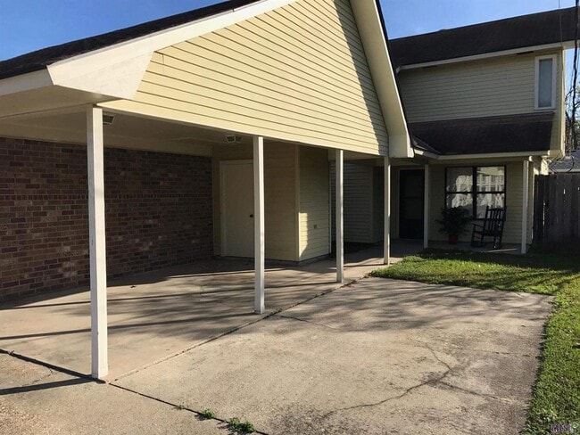 Building Photo - Charming 2-Bedroom Townhome in Desirable P...