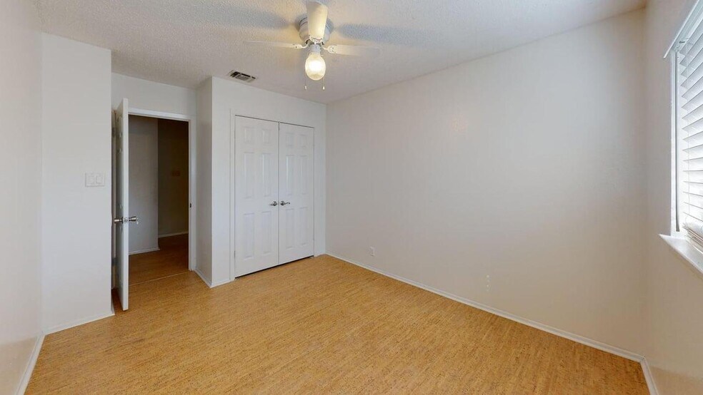 Building Photo - Spacious San Antonio home with open layout and prime location