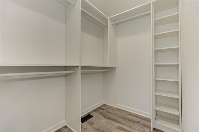 Building Photo - 637 Wedgewood Dr