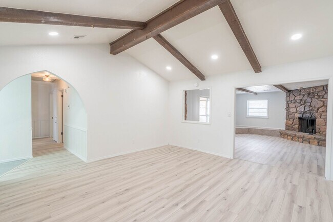 Building Photo - Bright and clean 3 bedroom home!