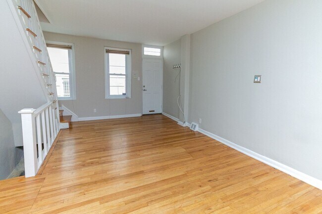 Building Photo - Charming 2 Bedroom 1 bath Row near Rittenh...