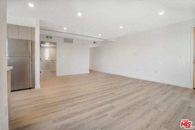 Building Photo - 10918 Camarillo St