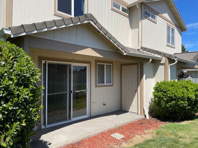 Building Photo - Beautiful 2 Bedroom 1.5 Bath Townhome Loca...