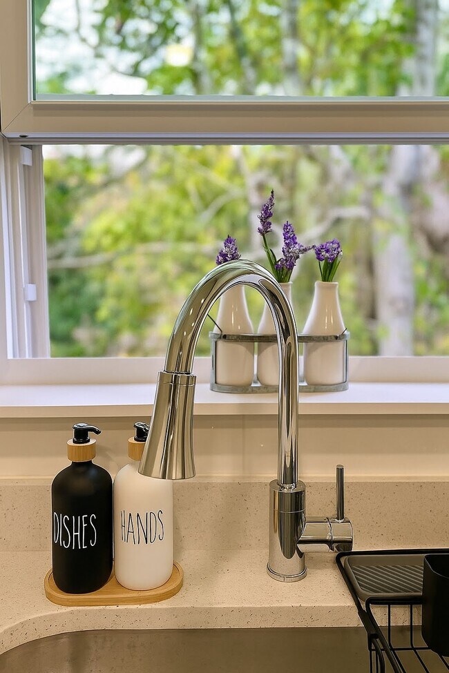 Building Photo - 716 Cathedral Pl