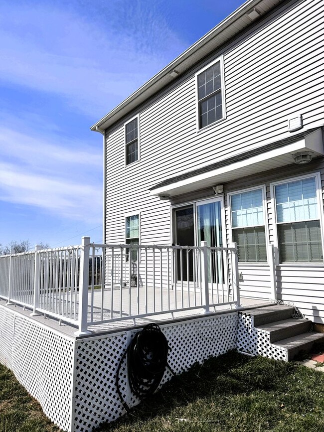 Building Photo - Single Family Home in Broadway