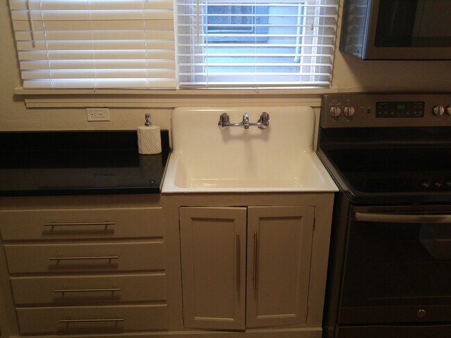 Building Photo - 170-704-708 Broadway Duplex, Bend