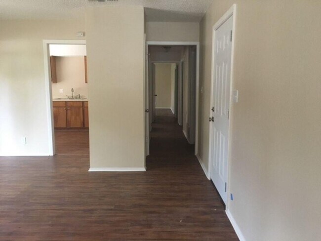 Building Photo - 9009 Quail Valley Dr