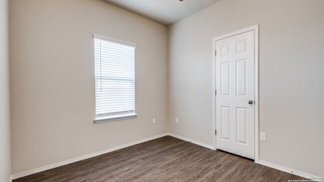 Building Photo - Available NOW, No Carpet, Ceiling Fans, La...