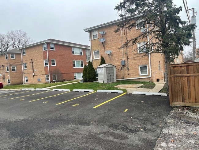 Building Photo - 6910 N Rosemary Ln