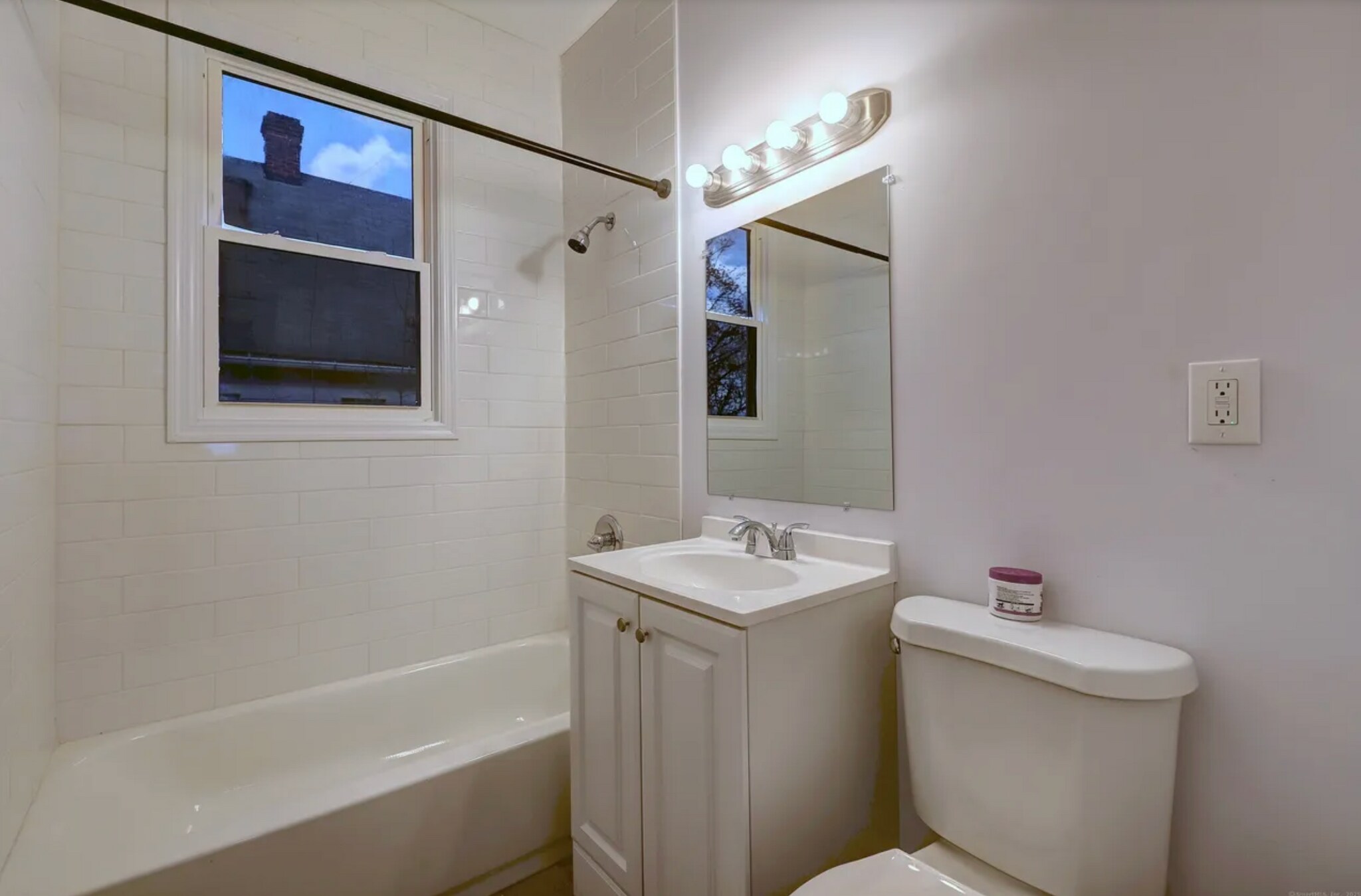 Building Photo - 48 Anthony St