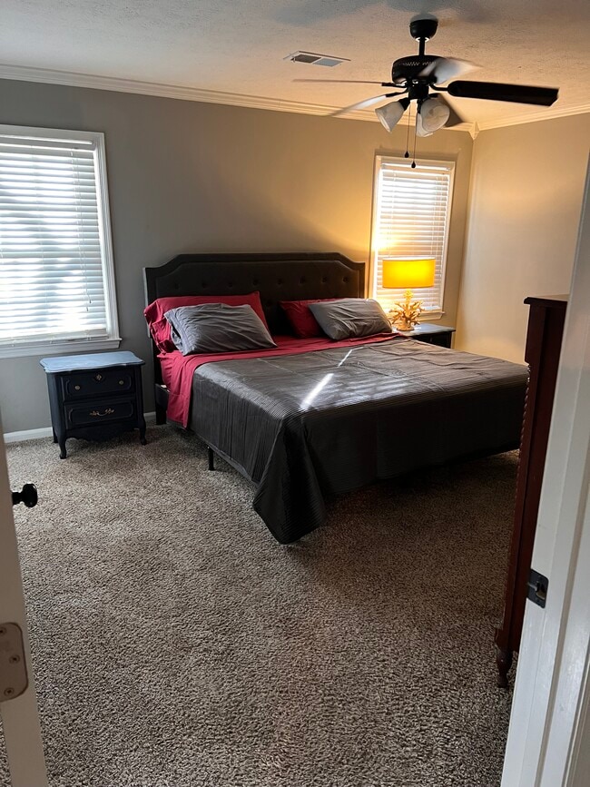 Building Photo - CASTLEWOOD Single Room