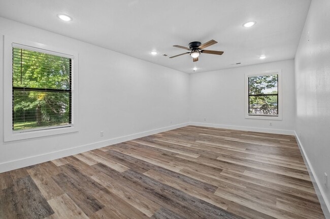 Building Photo - 4024 E Wagon Wheel Rd