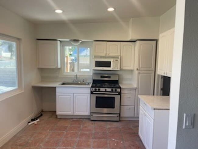 Building Photo - Central DHS, 2 BEDROOM, 1 BATH SINGLE FAMI...