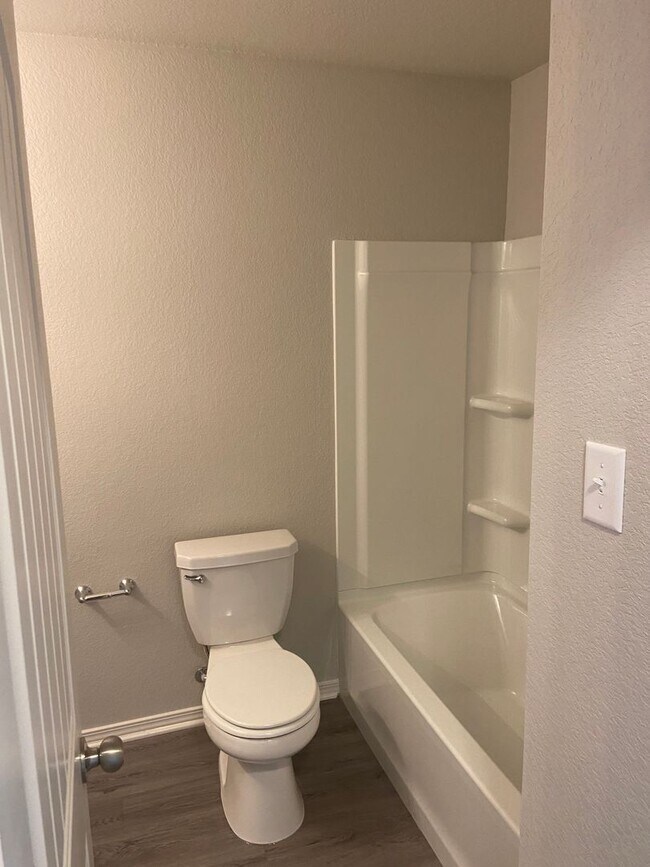 Building Photo - *Pre-leasing* Three Bedroom | Two Bath Hom...