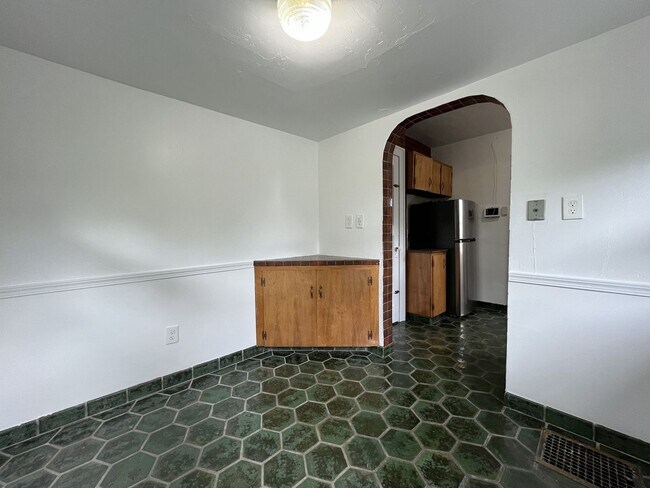 Building Photo - Character-Filled 2-Bedroom Home with Vintage Charm & Bright Living Spaces