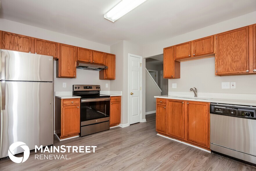 Building Photo - 5949 Hamilton Oaks Dr
