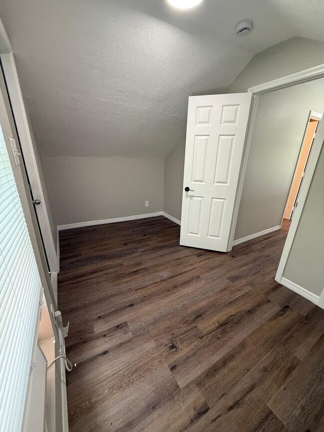 Building Photo - Renovated 2 bedroom, 2 bathroom duplex in ...