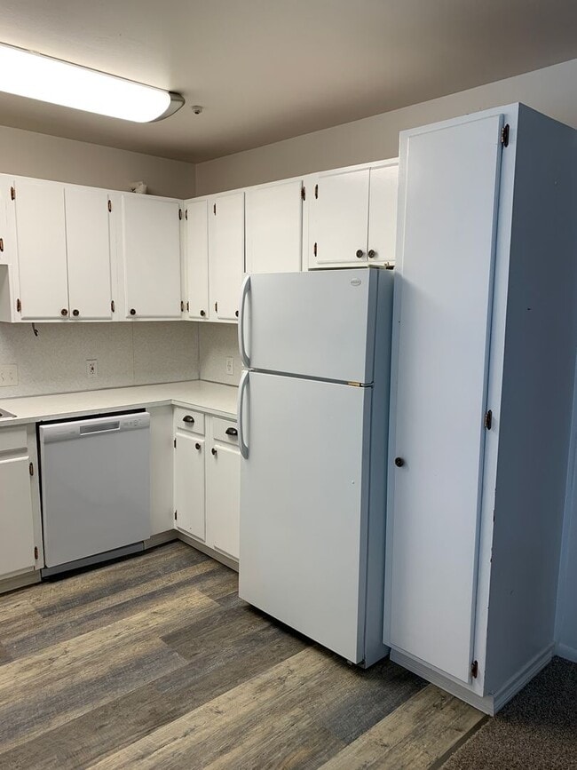 Building Photo - AVAILABLE NOW!! West side - 2 Bdrm, 1 Bath