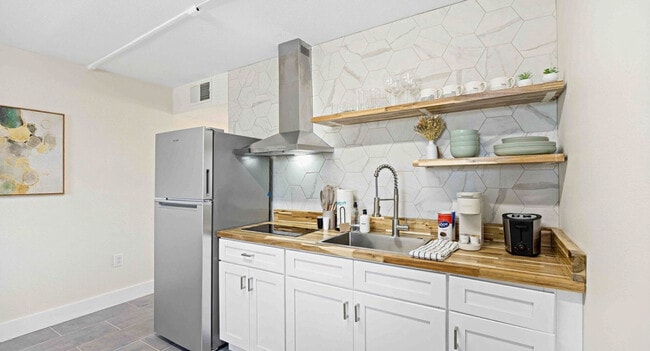 Building Photo - 556 Coral Ct