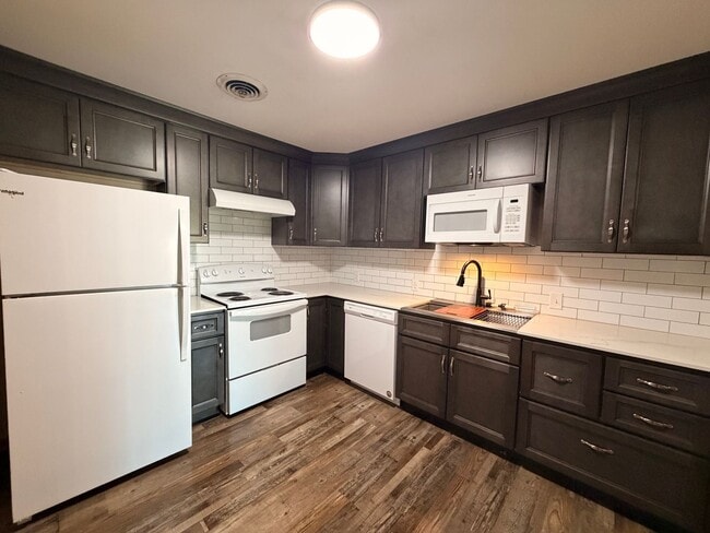Building Photo - Available Now!! 1 Bedroom, 1 Bath Upper Level Remodeled Apartment for Rent!!