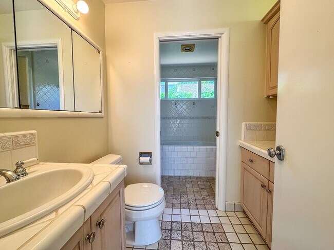 Building Photo - 15694 Longwood Dr