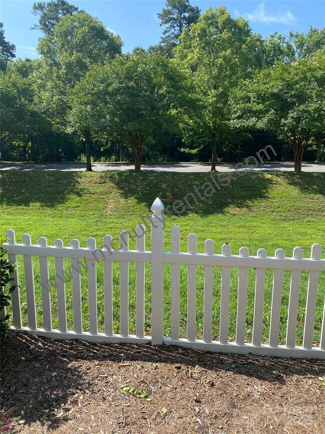 Building Photo - 4221 Courtly Ln