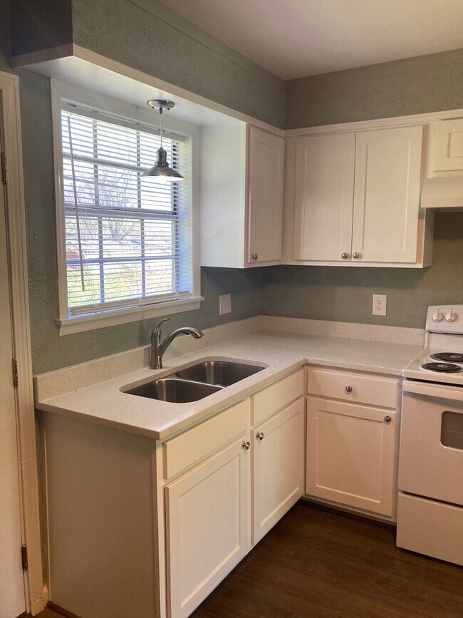 Building Photo - 915 W 56th St