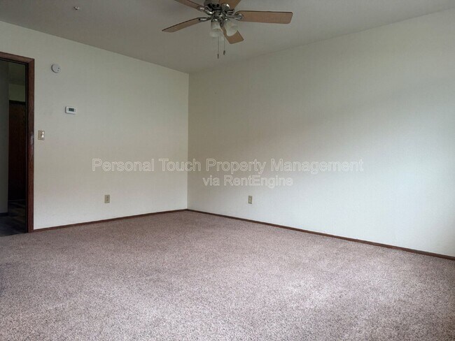 Building Photo - 301 6th St S