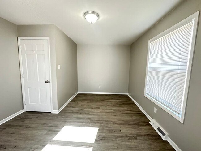 Building Photo - 2339 Harrodsburg Rd