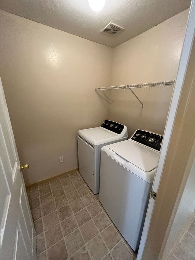 Building Photo - Charming home for rent in Visalia
