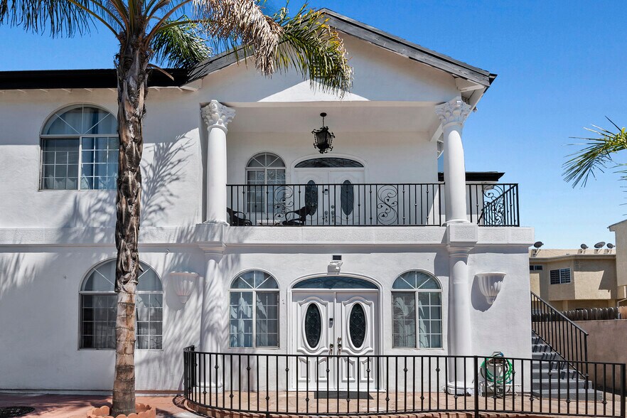 Building Photo - 5742 Vineland Ave