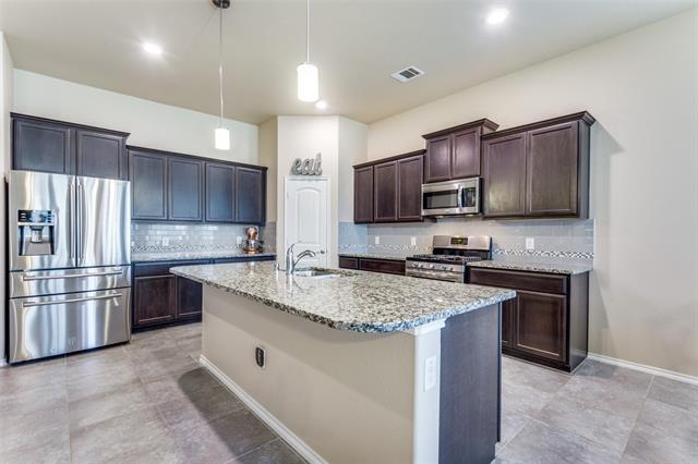 Building Photo - 2025 Lake Vista Dr