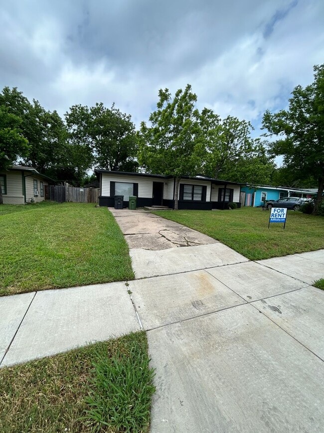Building Photo - 805 Biggs Terrace