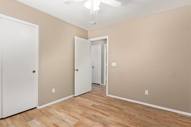 Building Photo - Stunning 3 Bed/2 Bath Home in Gated Commun...