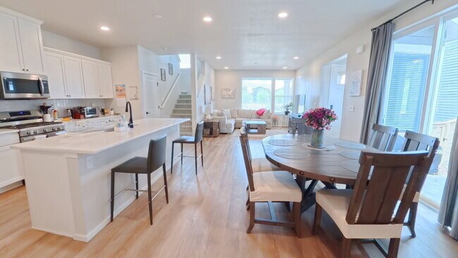Building Photo - 6126 Saddle Horn Dr