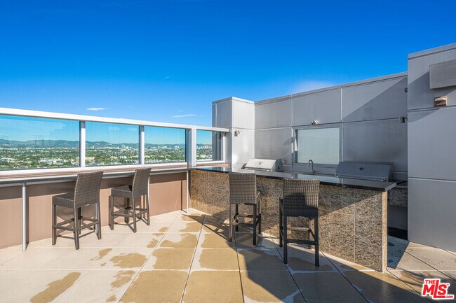 Building Photo - 13700 Marina Pointe Dr