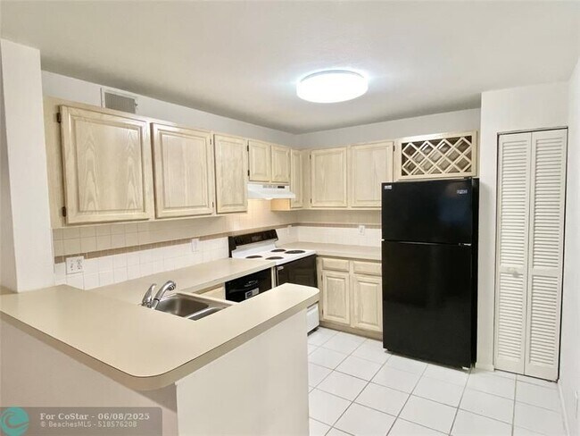Building Photo - 1780 Palm Cove Blvd