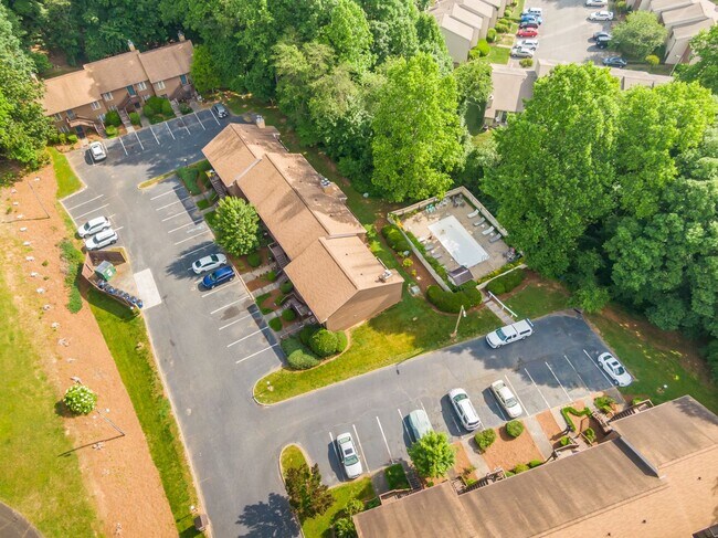 Building Photo - Great 2 Bedroom Available End Of July