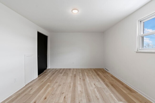 Building Photo - AVAILABLE NOW!! Fully RENOVATED 3 bedroom TOWNHOME in WEST MIFFLIN! COME CHECK IT OUT!