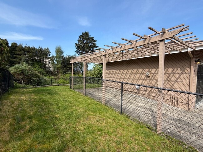 Building Photo - 3695 Sqft. Redondo home near Puget Sound!