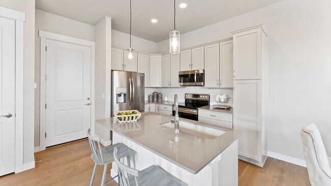 Building Photo - Mangold821 (KC-LN)