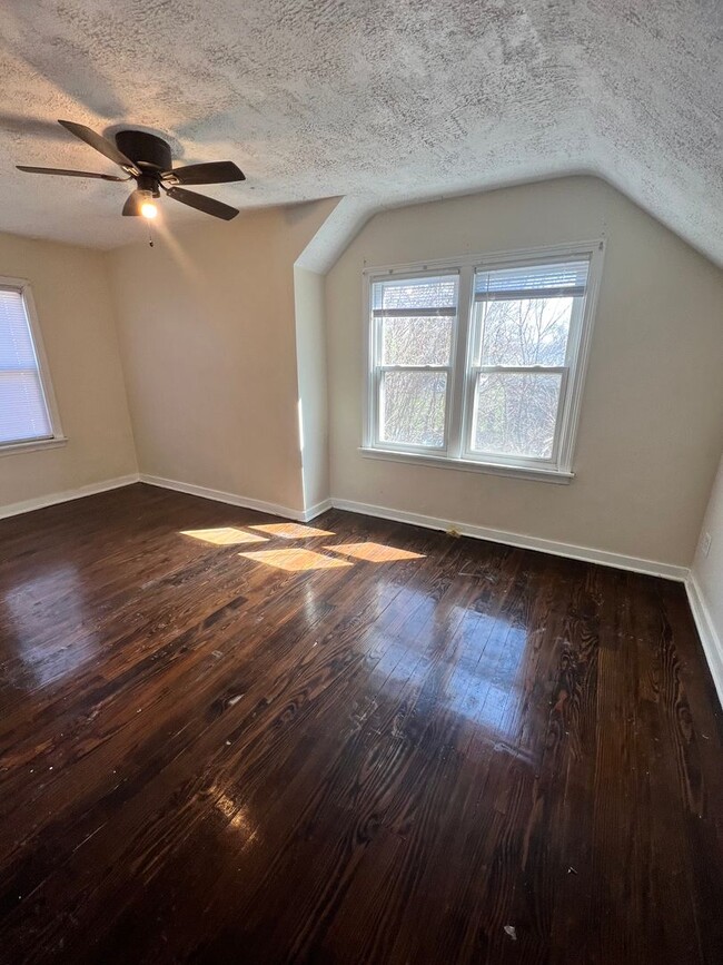 Building Photo - 3 Bedroom Home with 1.5 Bathrooms