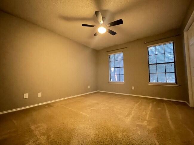 Building Photo - Cozy Townhome Minutes to the Chisholm Trai...
