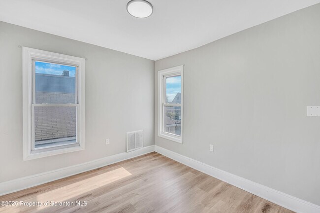 Building Photo - 1413-1415 N Lincoln Ave