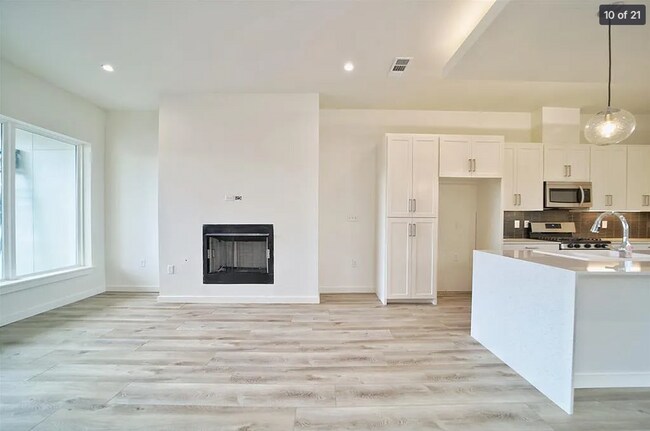 Building Photo - 313 College Ave