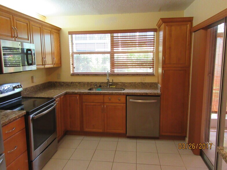 Building Photo - 2651 SE 19th Ct